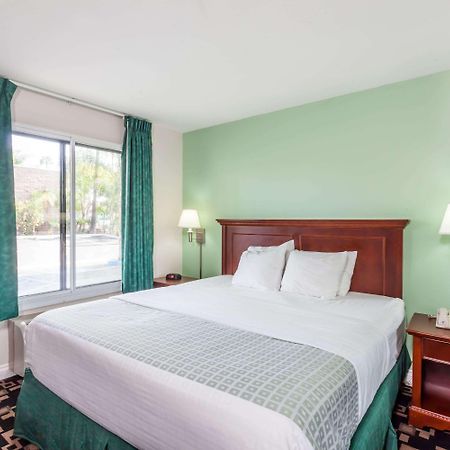 Hotel Ramada By Wyndham Oceanside Exteriér fotografie